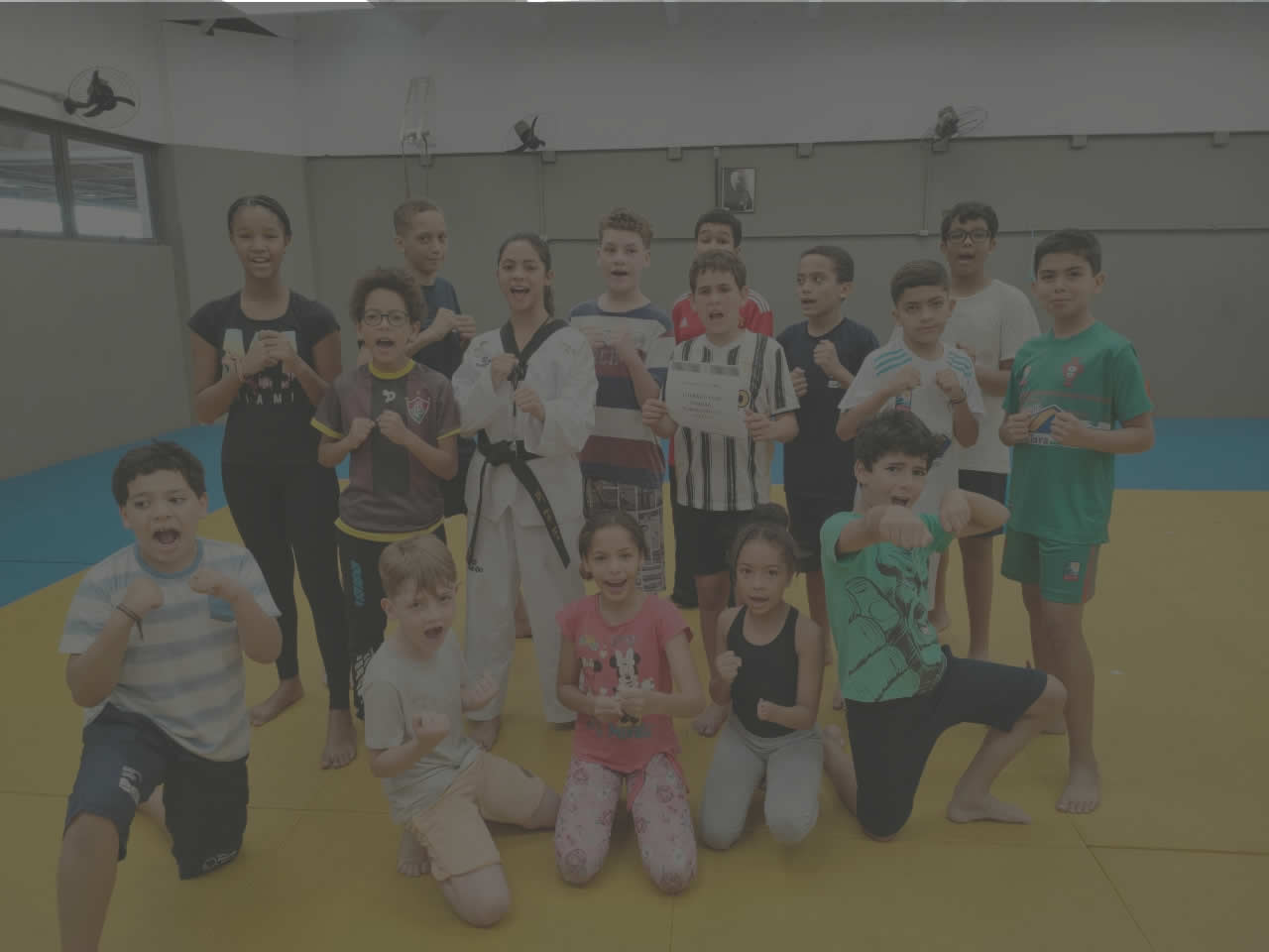 Foto de grupo da turma infantil comemorando junto após aula temática no dojang do CTE.